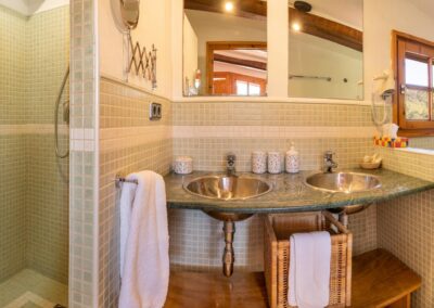 Toilette im Zimmer «La Cigonya» von Can Rosich - Landtourismushaus in Santa Susanna